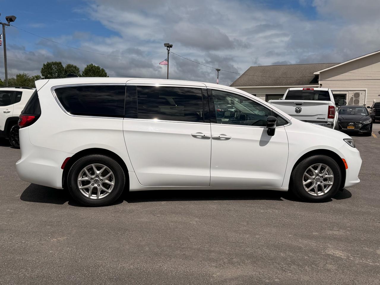 Chrysler Pacifica Touring L 2024
