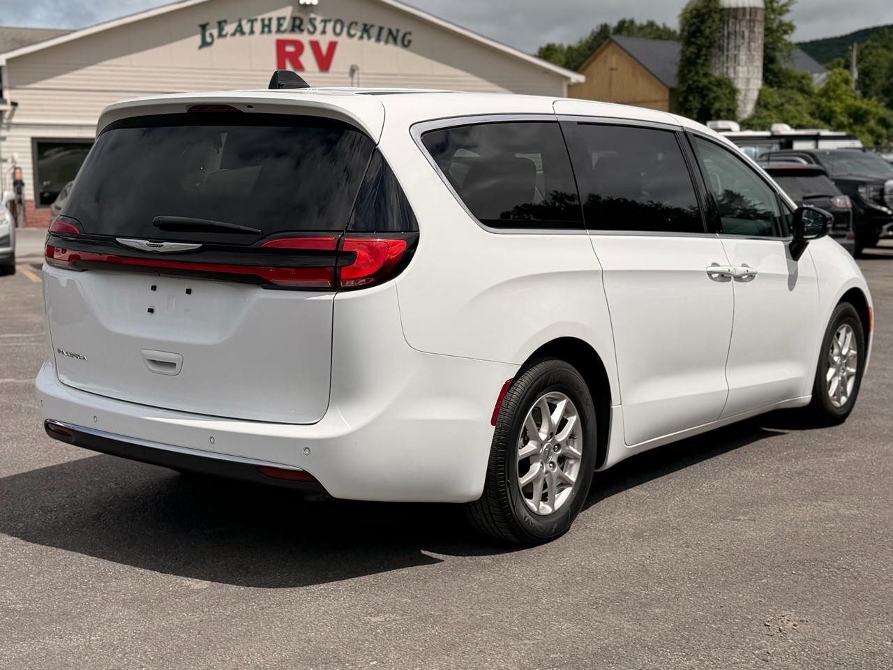 Chrysler Pacifica Touring L 2024
