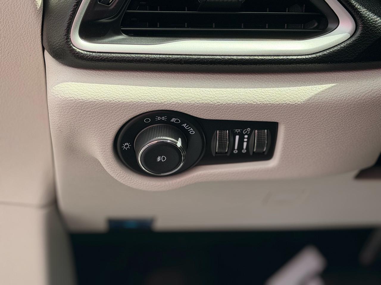 Chrysler Pacifica Touring L 2024