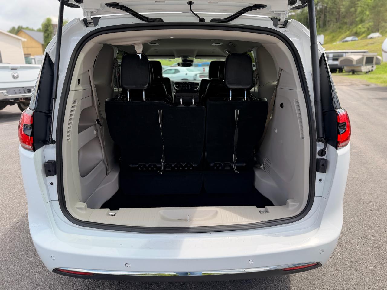 Chrysler Pacifica Touring L 2024