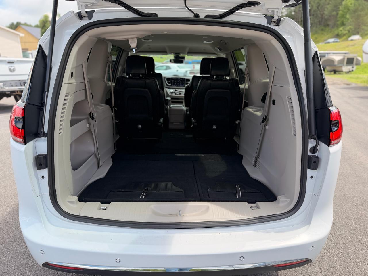 Chrysler Pacifica Touring L 2024