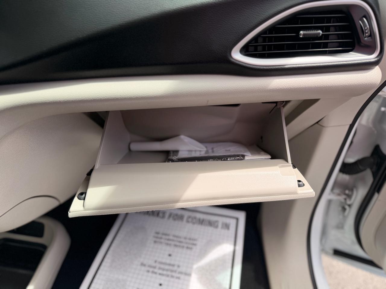 Chrysler Pacifica Touring L 2024