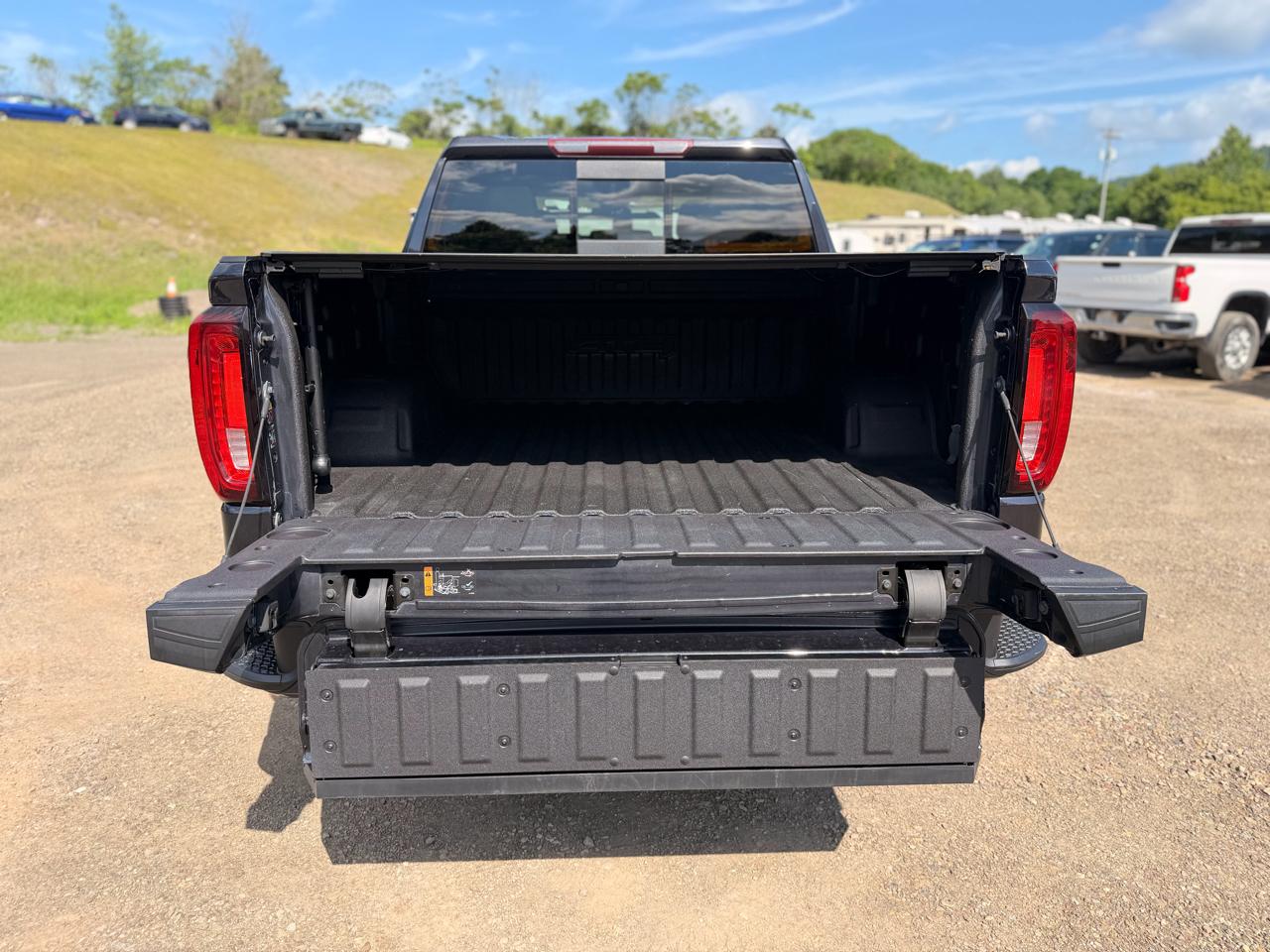 GMC Sierra 1500 AT4 Crew Cab 4WD 2023