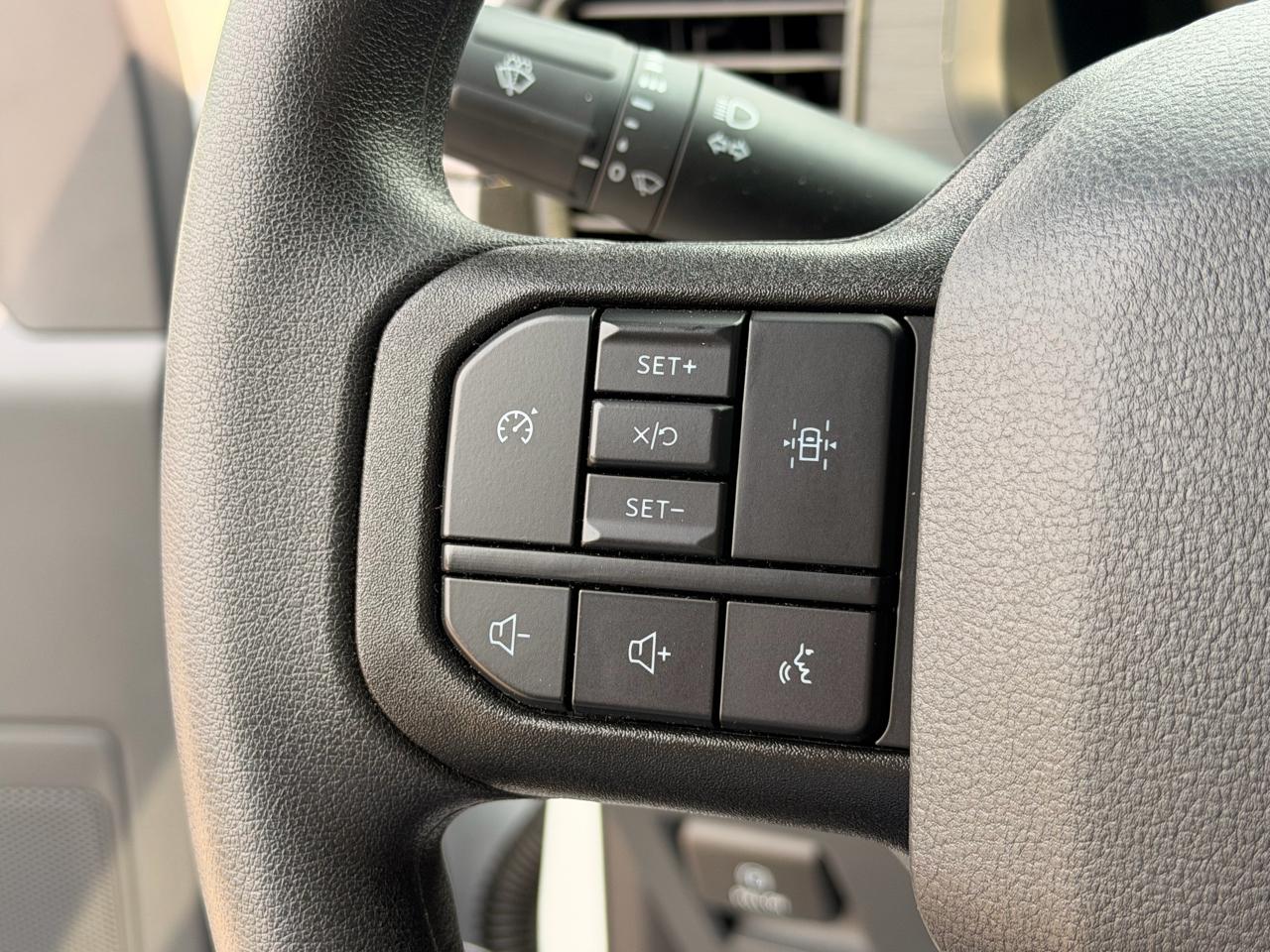 Ford F-150 STX SuperCrew 4WD 2025