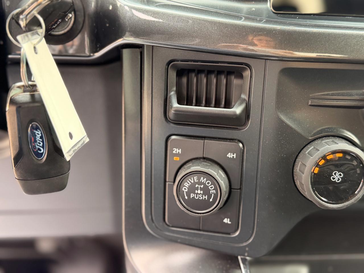 Ford F-150 STX SuperCrew 4WD 2025