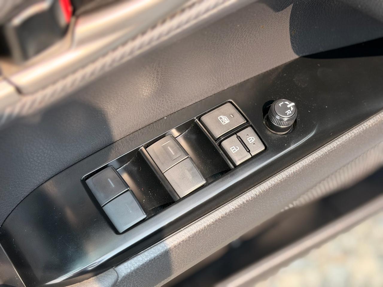 Toyota Camry Hybrid SE AWD 2025