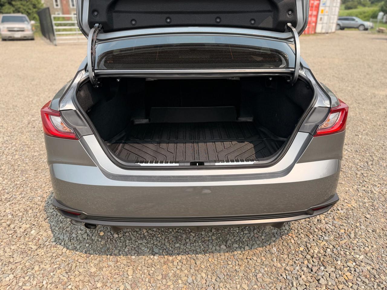 Toyota Camry Hybrid SE AWD 2025
