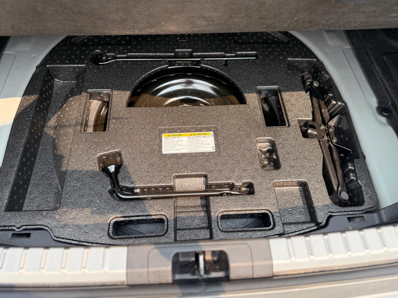 Toyota Camry Hybrid SE AWD 2025