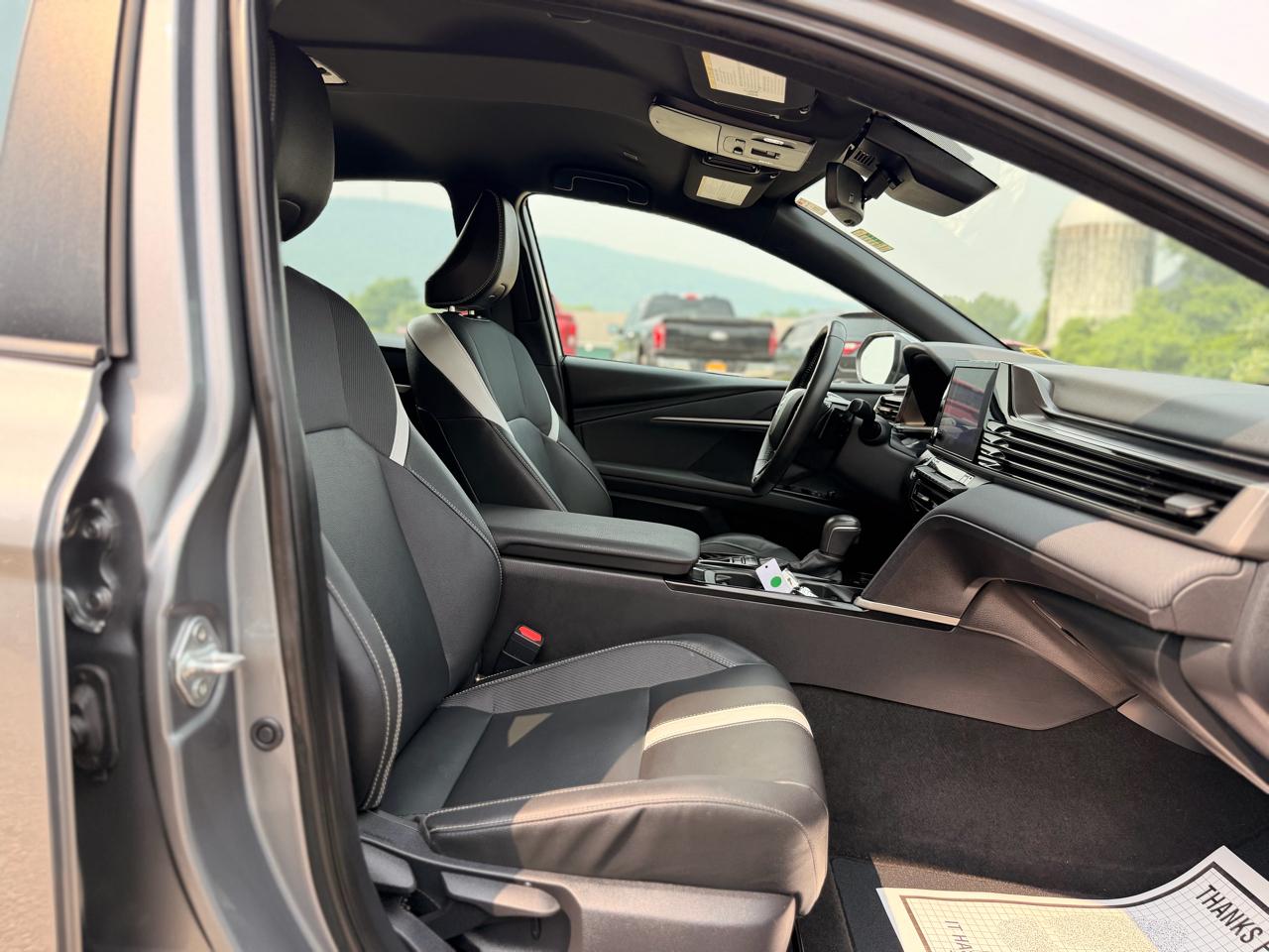 Toyota Camry Hybrid SE AWD 2025