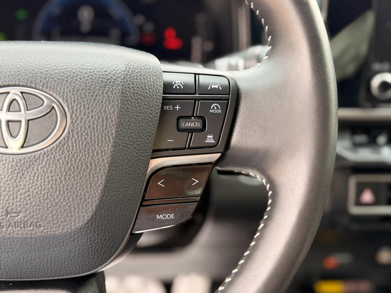 Toyota Camry Hybrid SE AWD 2025