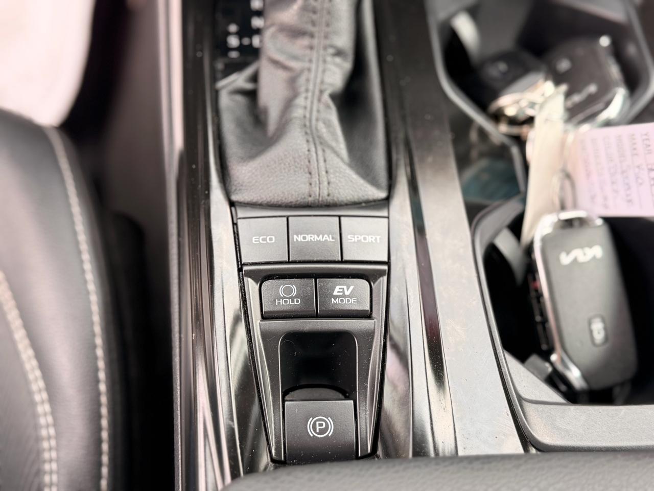 Toyota Camry Hybrid SE AWD 2025