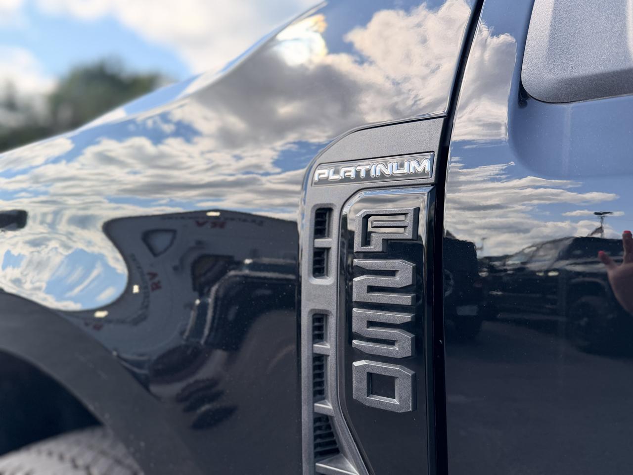 Ford F-250 SD Platinum Crew Cab 4WD 2025
