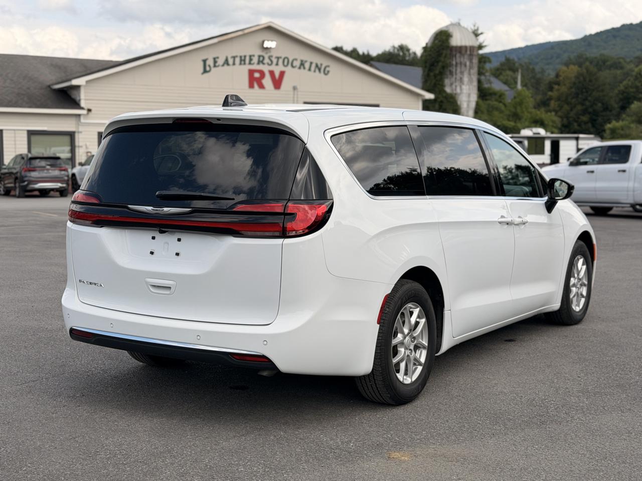 Chrysler Pacifica Select 2026