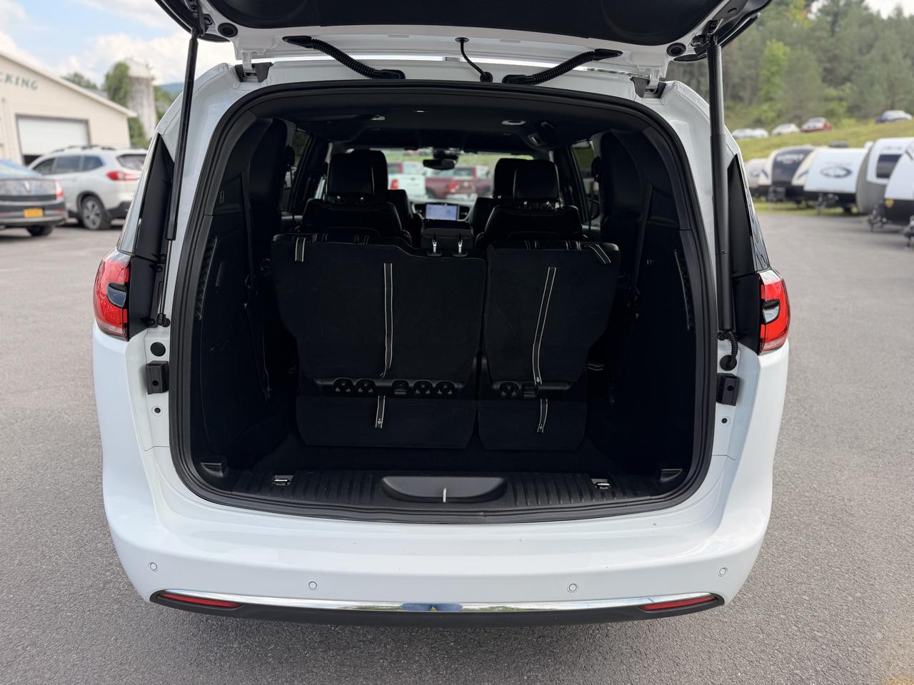 Chrysler Pacifica Select 2026