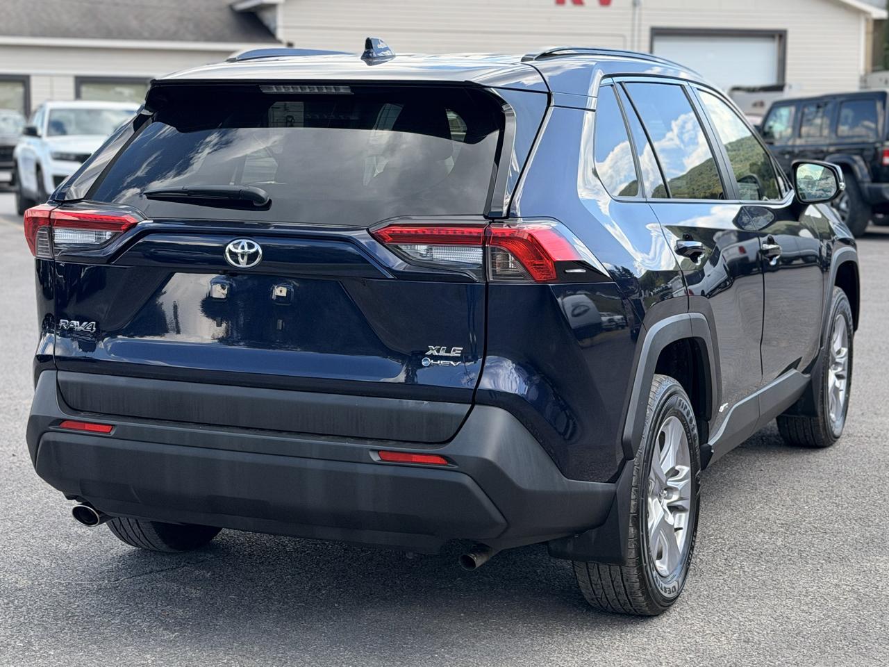 Toyota RAV4 Hybrid XLE 2025