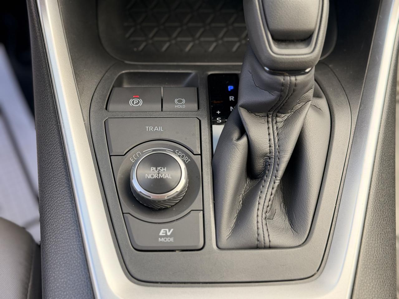 Toyota RAV4 Hybrid XLE 2025