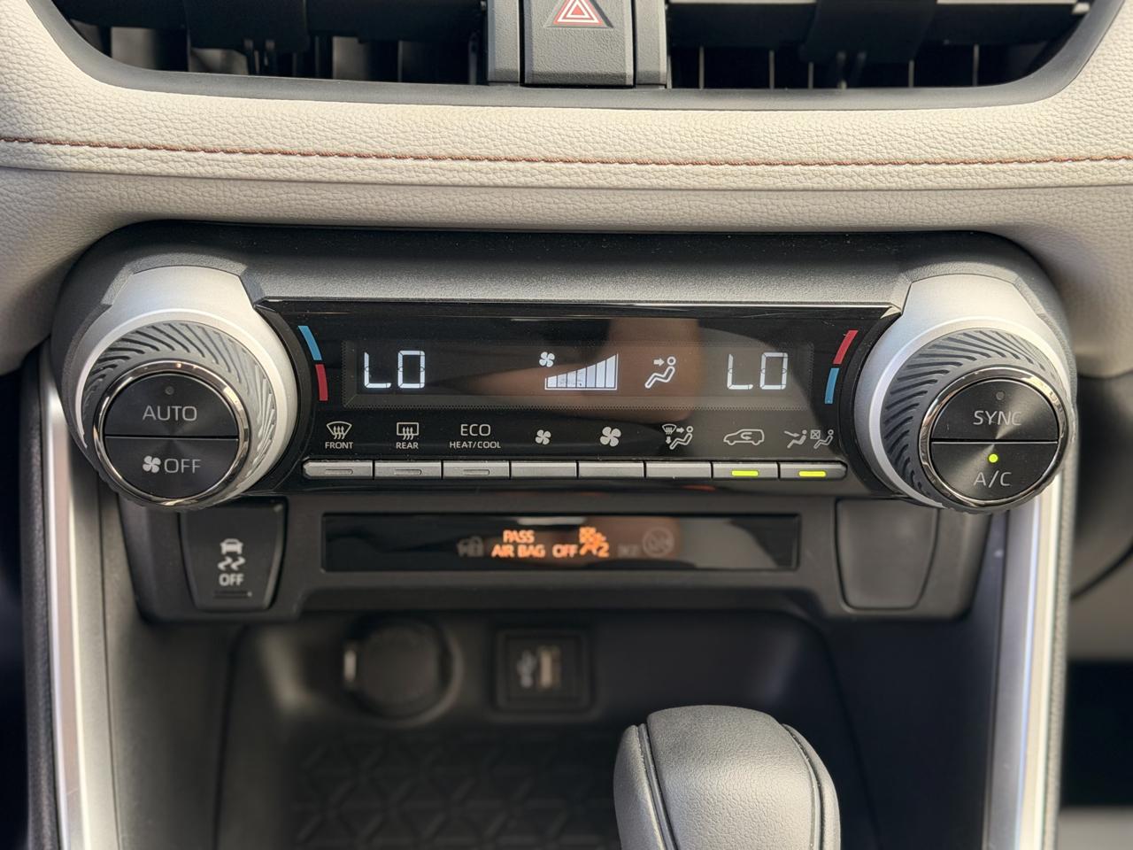 Toyota RAV4 Hybrid XLE 2025