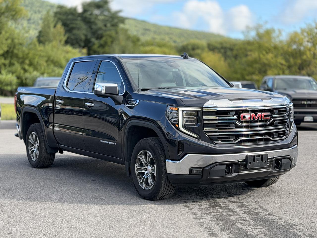 GMC Sierra 1500 SLT Crew Cab 4WD 2026