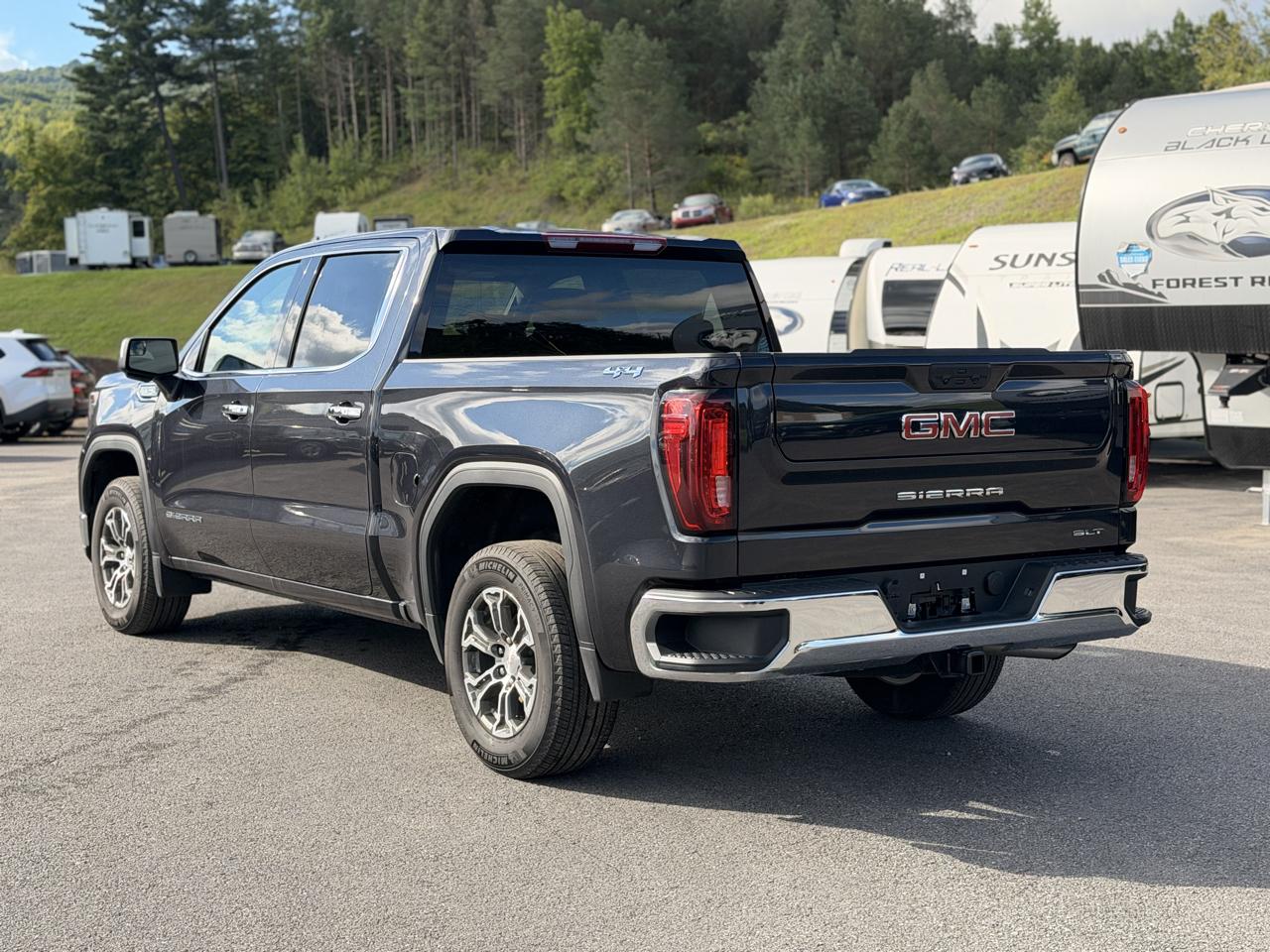 GMC Sierra 1500 SLT Crew Cab 4WD 2026