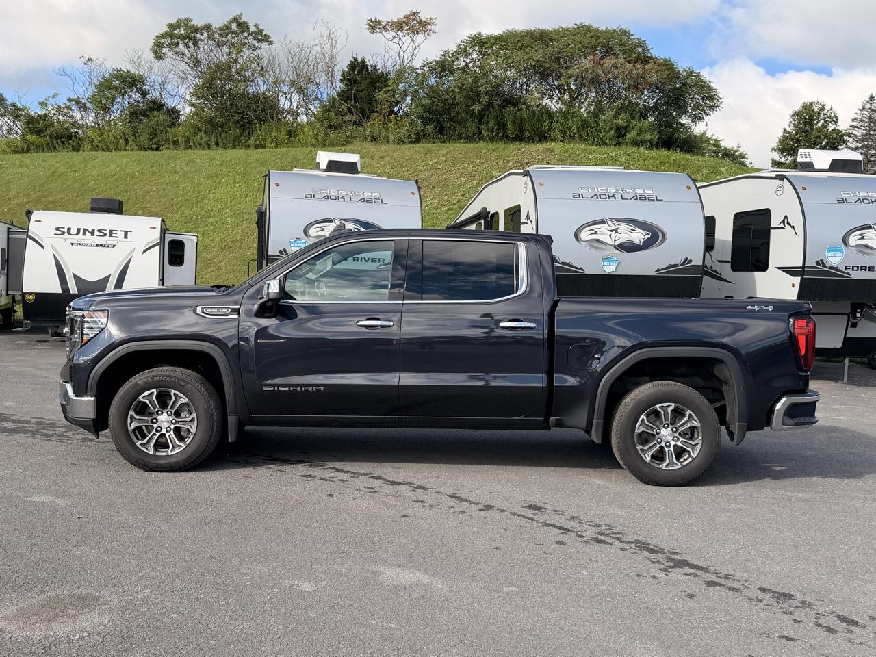 GMC Sierra 1500 SLT Crew Cab 4WD 2026