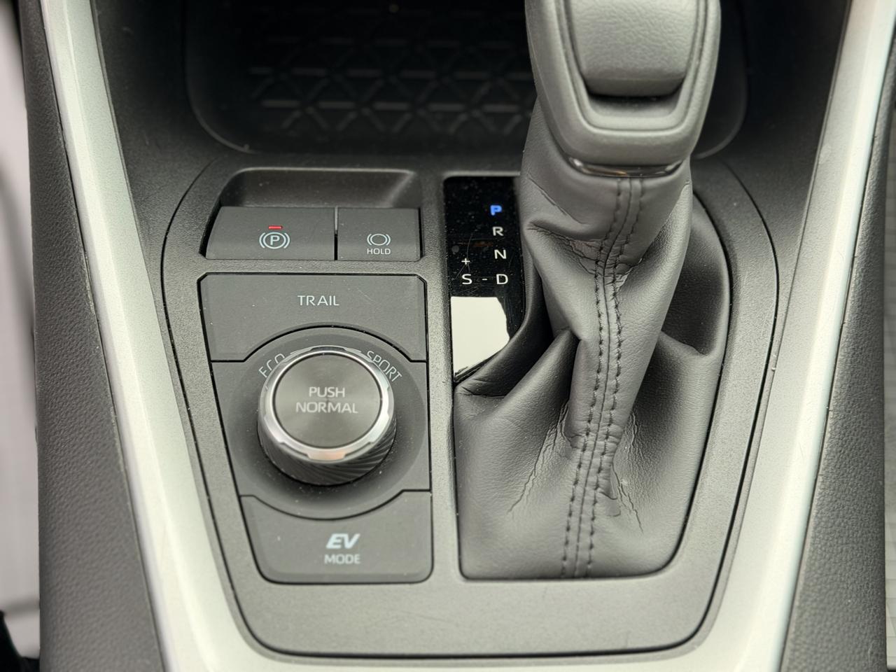 Toyota RAV4 Hybrid XLE 2025