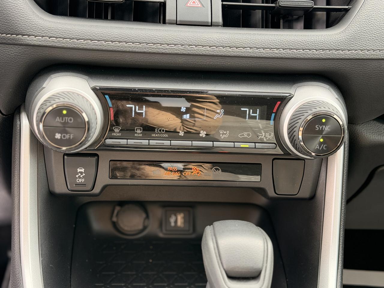 Toyota RAV4 Hybrid XLE 2025