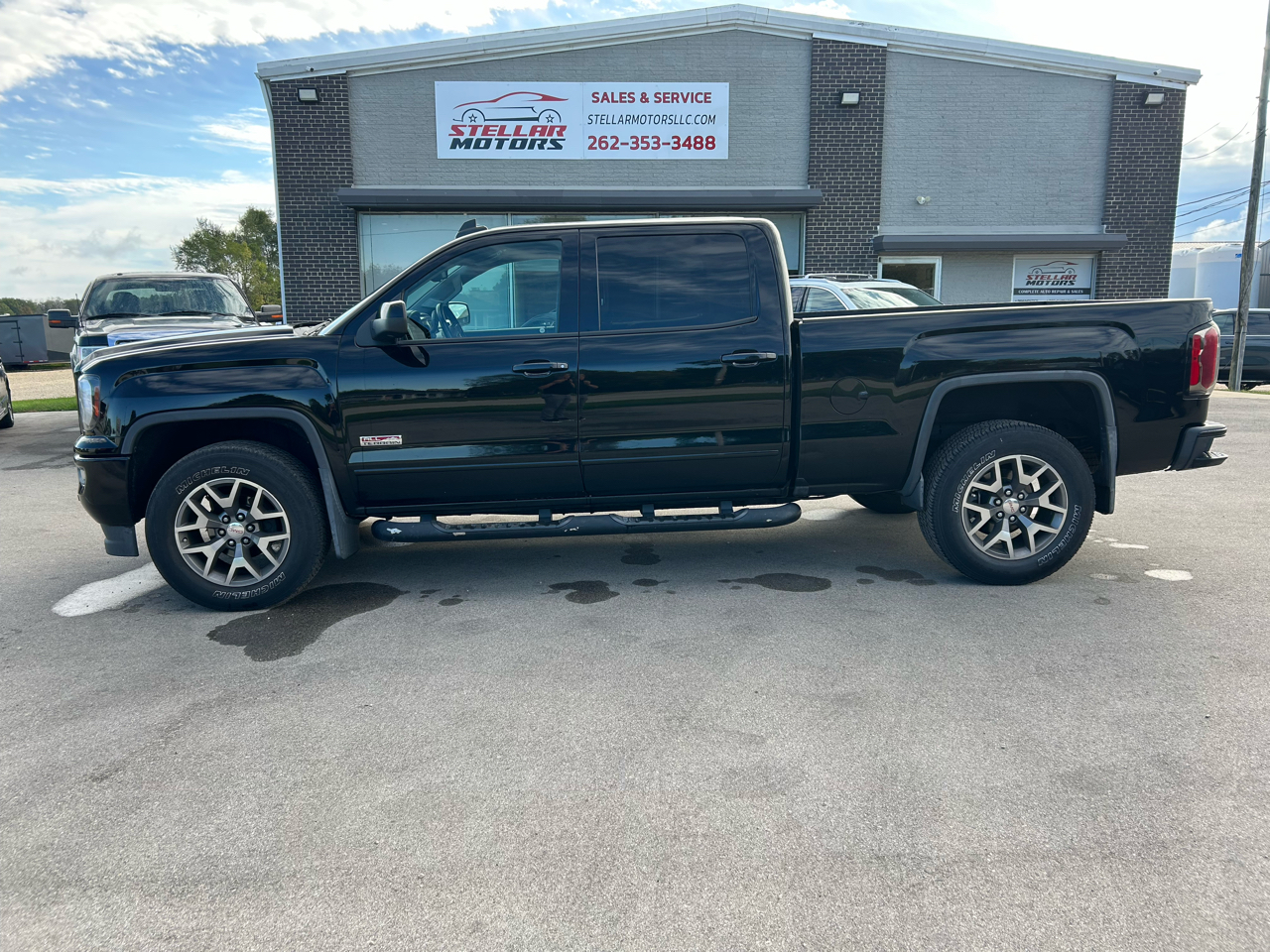 GMC Sierra 1500 4WD Crew Cab 143.5" SLT 2017 GMC Sierra 1500 4WD Crew Cab 143.5" SLT 2017