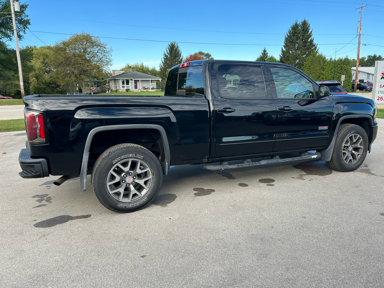 GMC Sierra 1500 4WD Crew Cab 143.5" SLT 2017 GMC Sierra 1500 4WD Crew Cab 143.5" SLT 2017