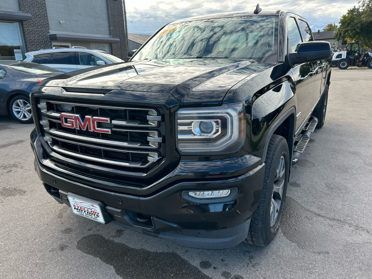 GMC Sierra 1500 4WD Crew Cab 143.5" SLT 2017 GMC Sierra 1500 4WD Crew Cab 143.5" SLT 2017