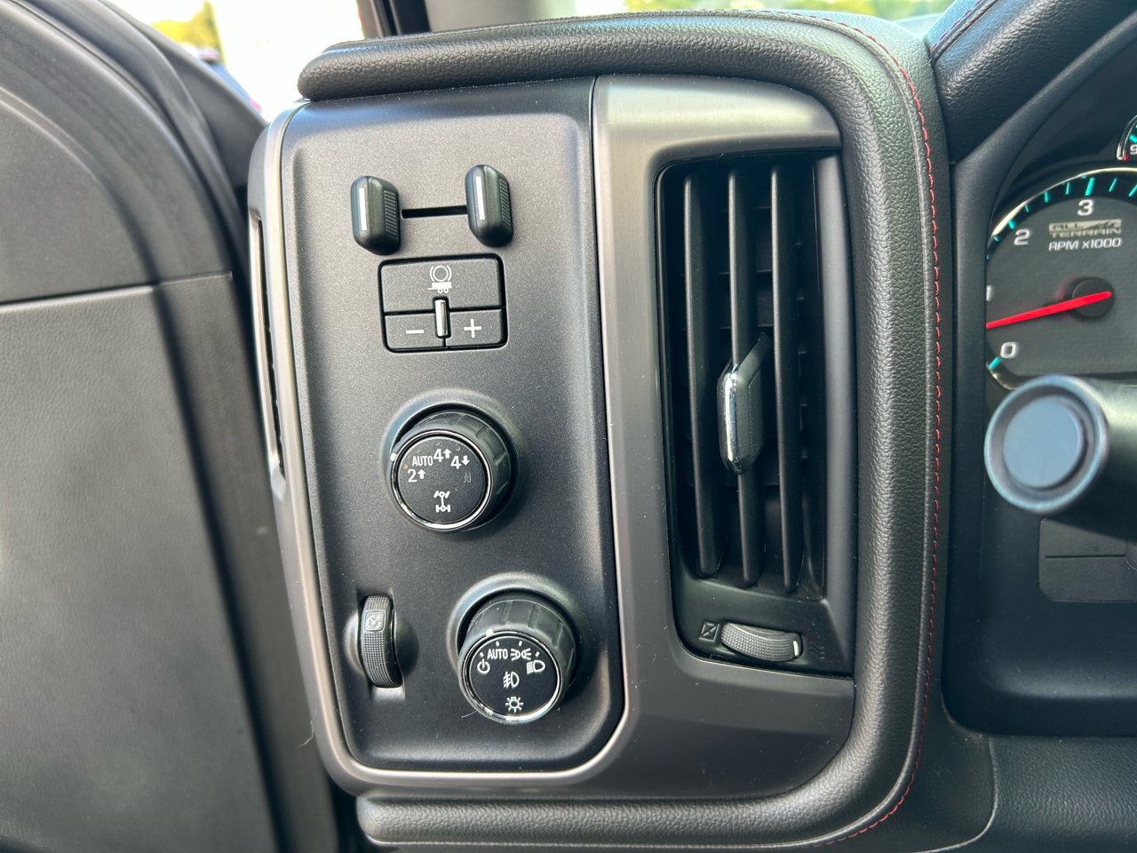 GMC Sierra 1500 4WD Crew Cab 143.5" SLT 2017 GMC Sierra 1500 4WD Crew Cab 143.5" SLT 2017