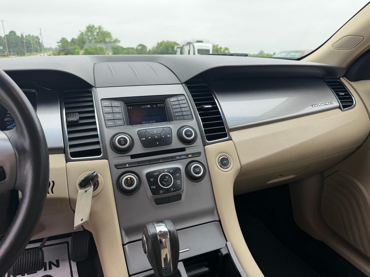 Ford Taurus 4dr Sdn SEL FWD 2015