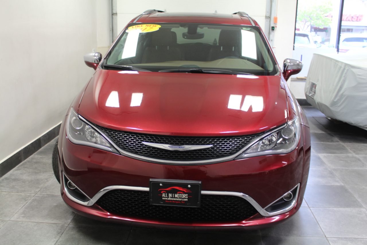 2017 Chrysler Pacifica Limited photo 2