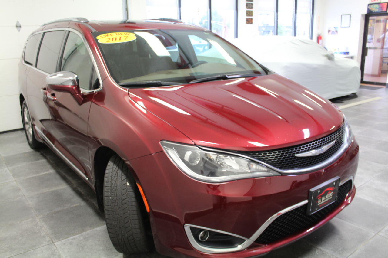 2017 Chrysler Pacifica Limited photo 3
