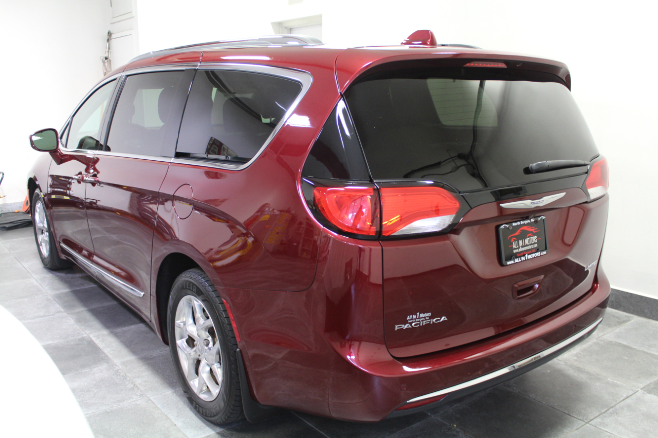 2017 Chrysler Pacifica Limited photo 4