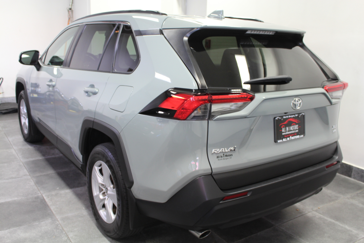 2021 Toyota RAV4 XLE photo 3