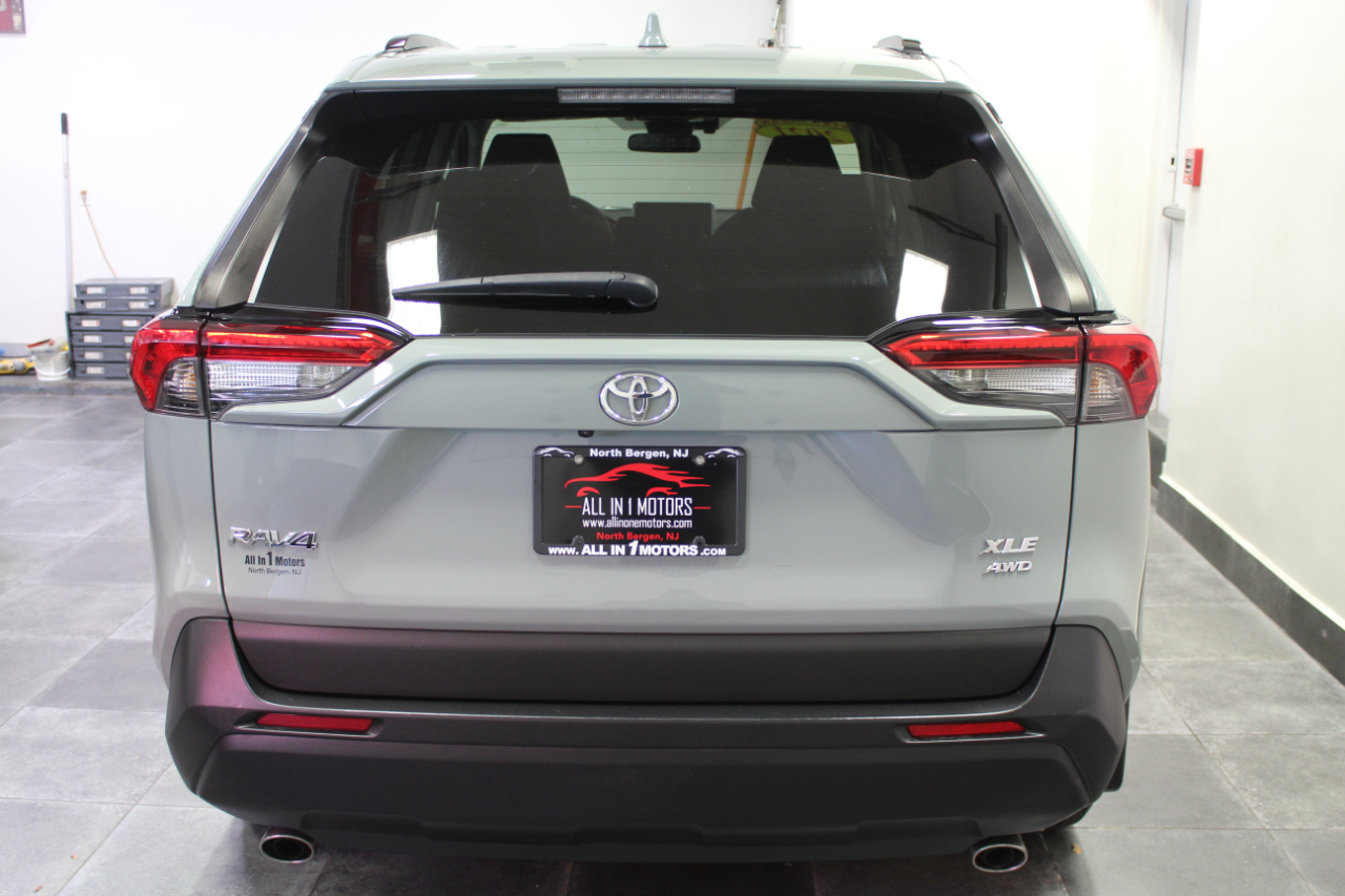 2021 Toyota RAV4 XLE photo 4