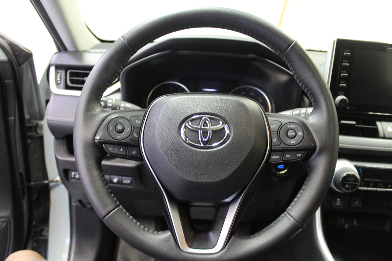 2021 Toyota RAV4 XLE photo 6