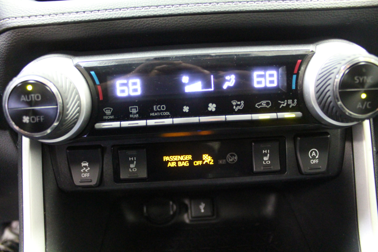 2021 Toyota RAV4 XLE photo 14