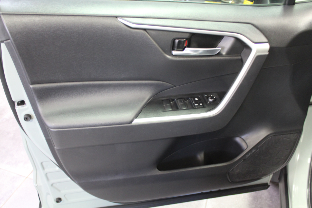 2021 Toyota RAV4 XLE photo 17