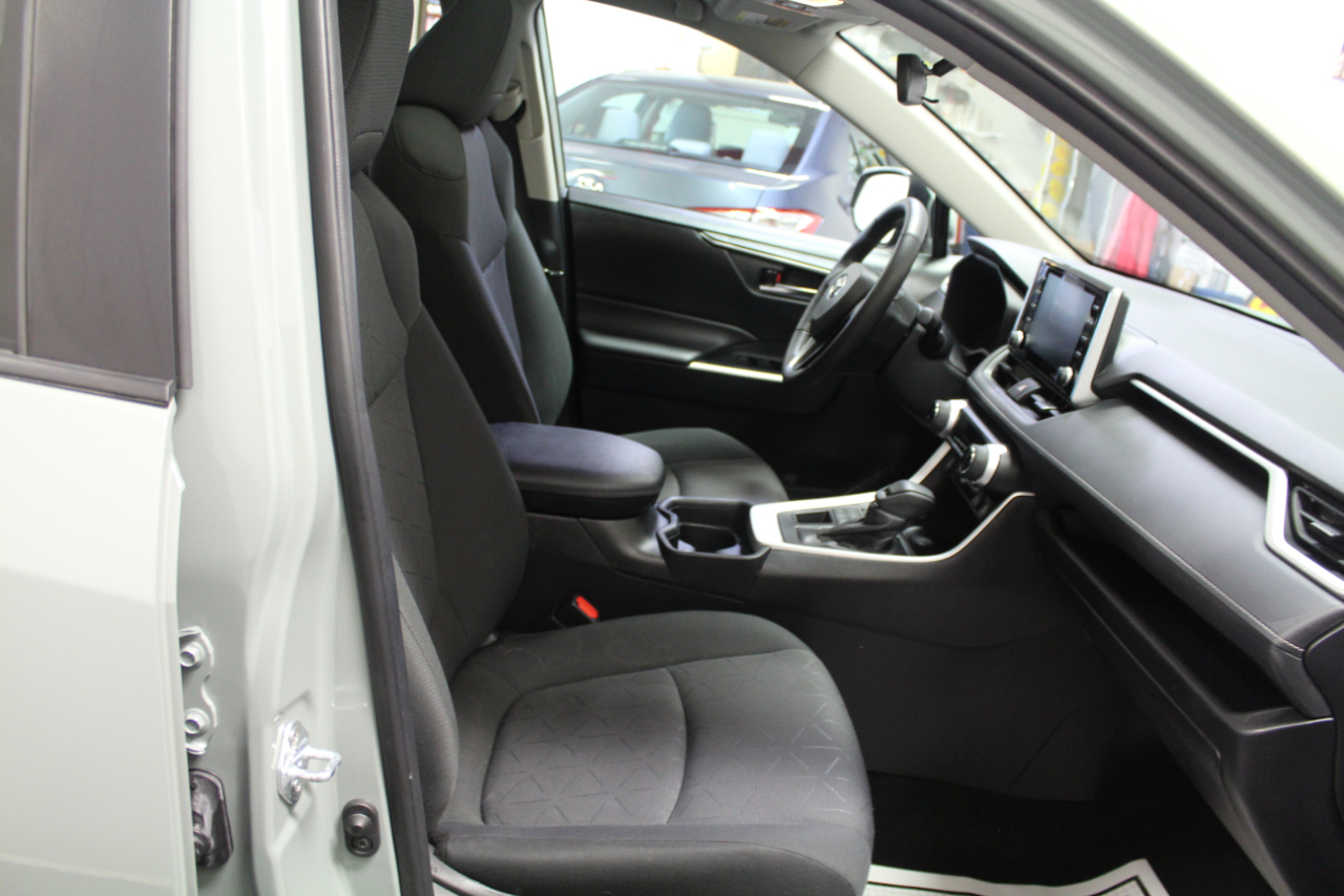 2021 Toyota RAV4 XLE photo 21
