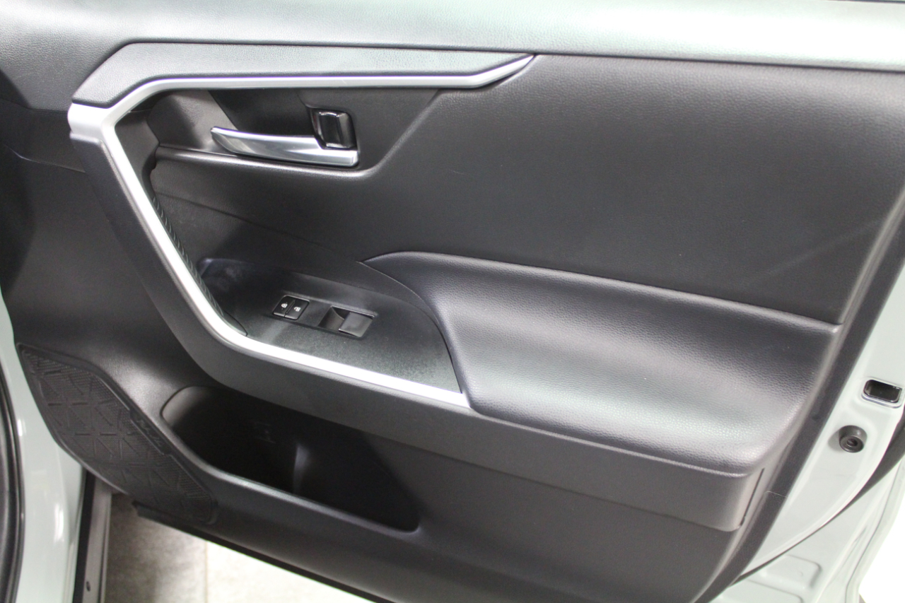 2021 Toyota RAV4 XLE photo 22