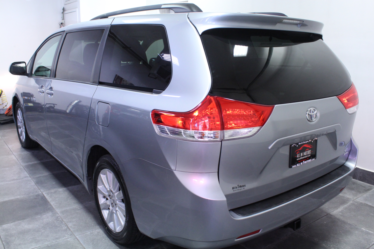 2013 Toyota Sienna LE photo 4