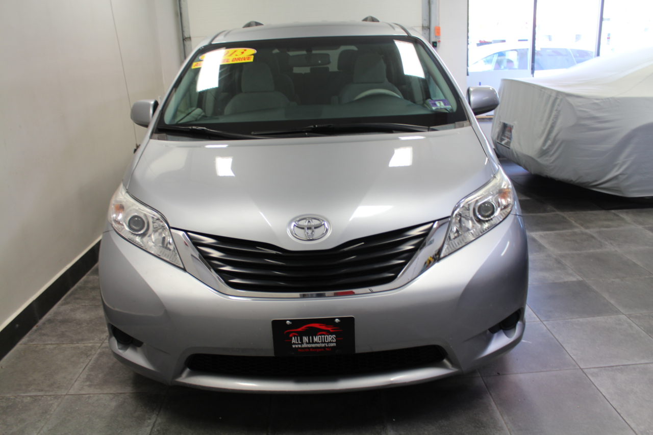 2013 Toyota Sienna LE photo 2