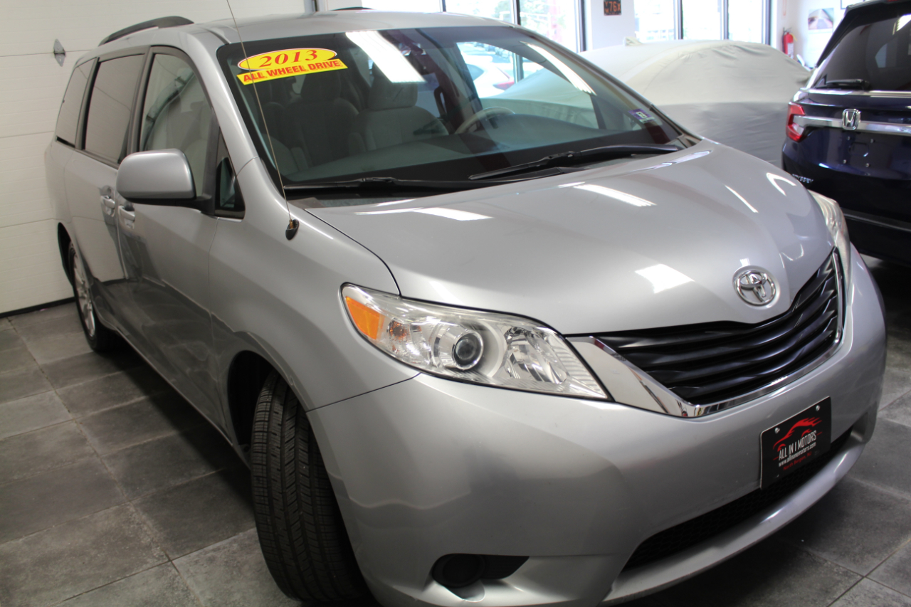 2013 Toyota Sienna LE photo 3