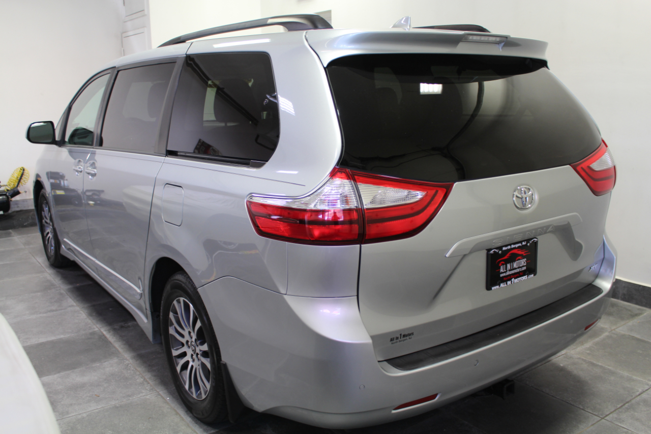 Toyota Sienna XLE FWD 8-Passenger (Natl) 2019