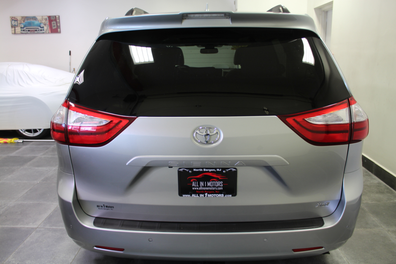 Toyota Sienna XLE FWD 8-Passenger (Natl) 2019