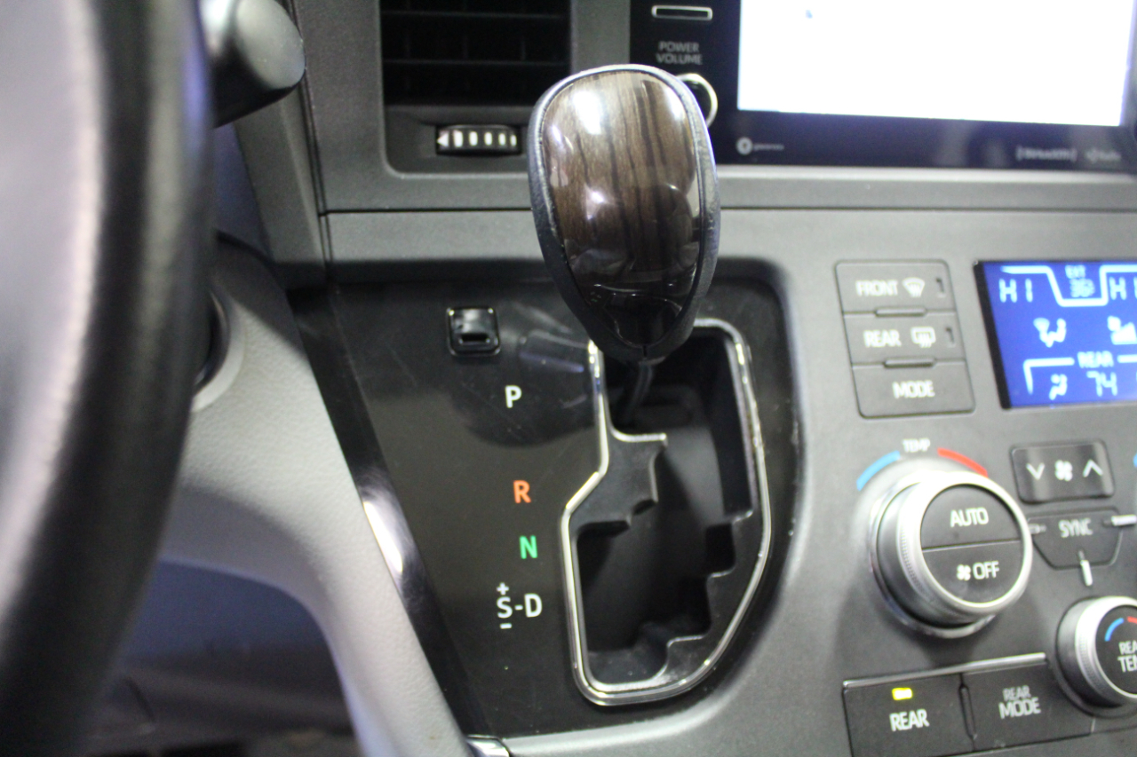 Toyota Sienna XLE FWD 8-Passenger (Natl) 2019