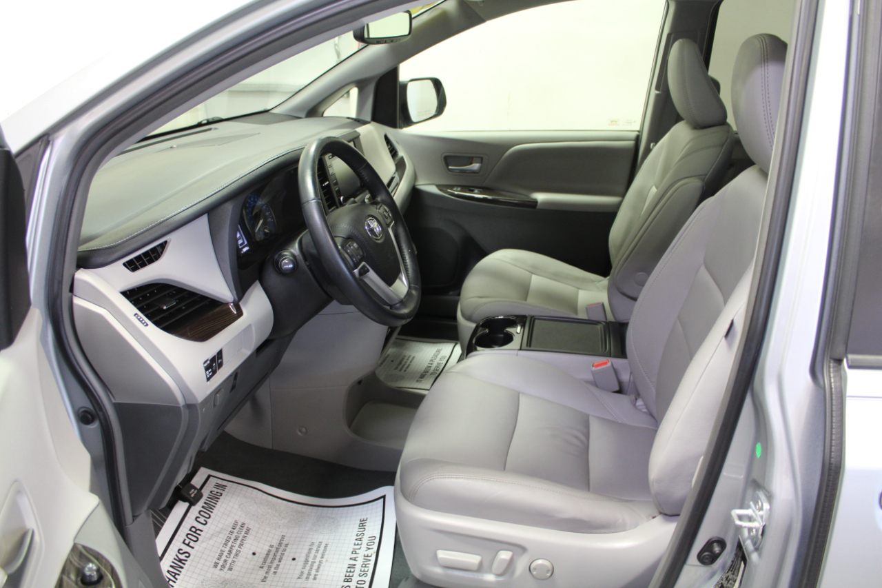 Toyota Sienna XLE FWD 8-Passenger (Natl) 2019