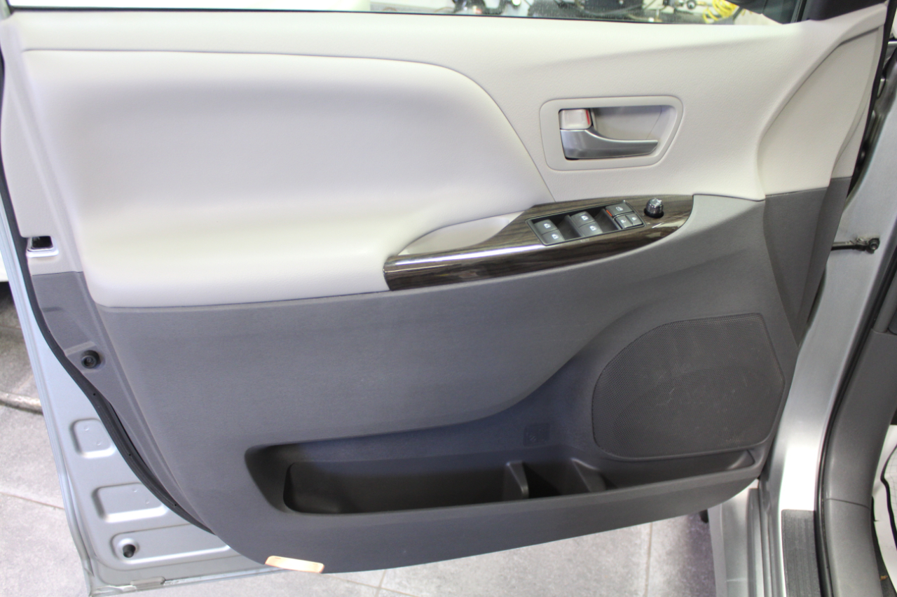 Toyota Sienna XLE FWD 8-Passenger (Natl) 2019