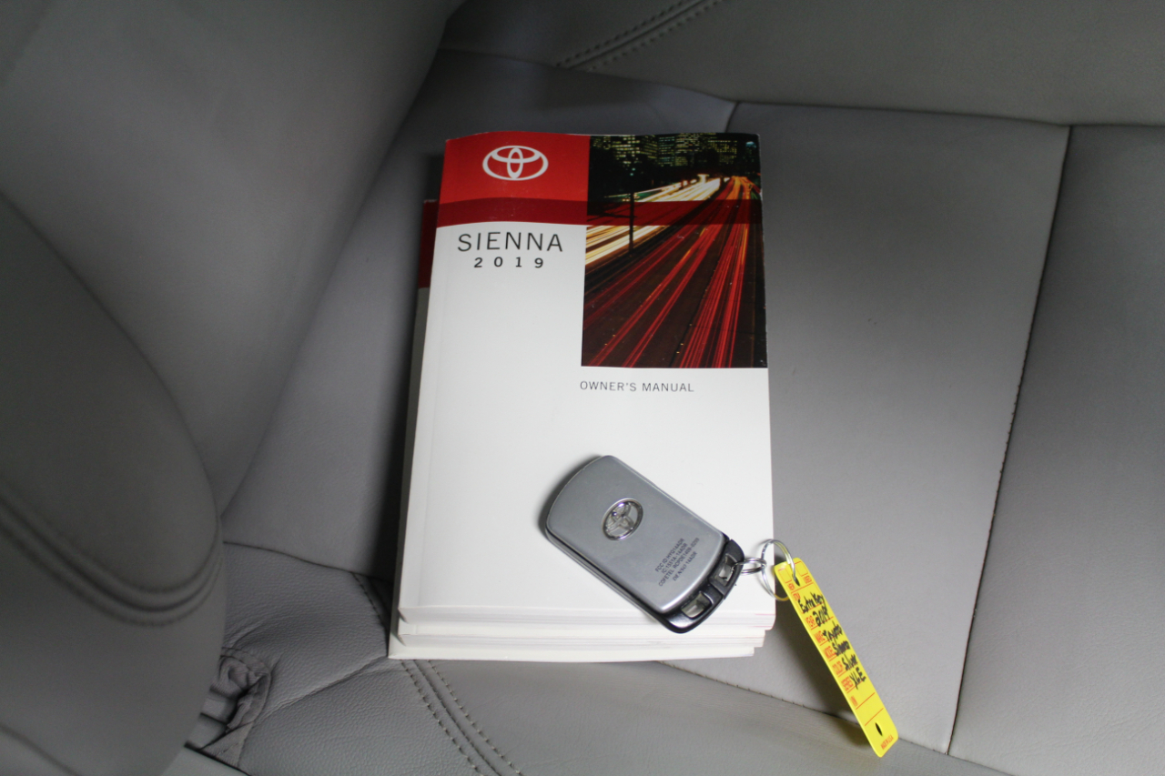 Toyota Sienna XLE FWD 8-Passenger (Natl) 2019